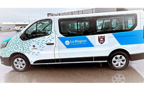 L'ARRIVÉE DU MINIBUS